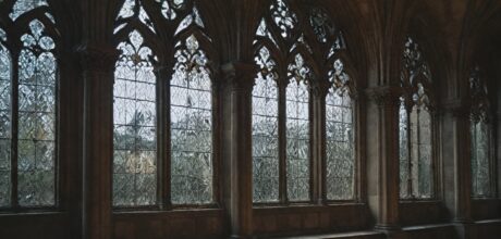 Explorando a História do Vidro na Arquitetura Gótica: Da Origem às Contribuições