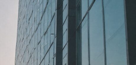 Como Realizar a Manutenção de Fachadas de Vidro em Edifícios Comerciais com Eficiência
