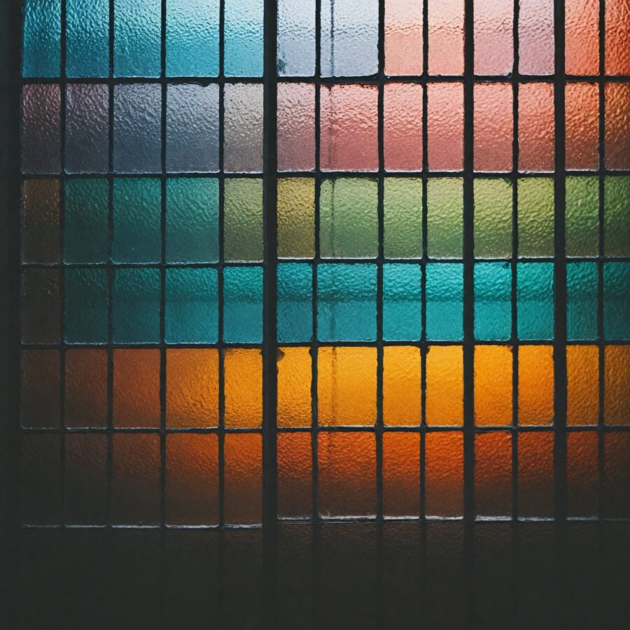 Diferentes Técnicas de Coloração de Vidro e Suas Aplicações de Mercado