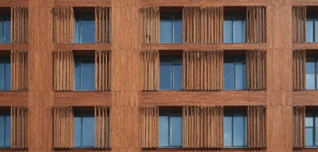 Vantagens do uso de painéis de madeira ripada na arquitetura moderna