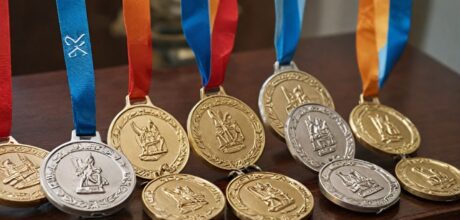uso de metais preciosos em medalhas olímpicas e troféus históricos
